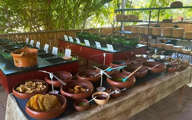 Full-day Monte Alban, ancestral mezcal, alebrijes and black pottery